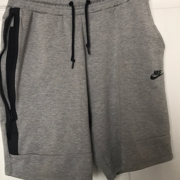 mens nike shorts with zip pockets